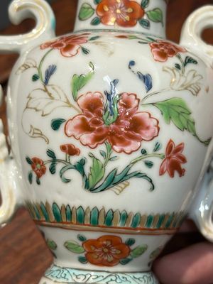 Een bijzondere Chinese export famille rose vaas met floraal decor, Qianlong — foto 9