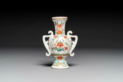 Een bijzondere Chinese export famille rose vaas met floraal decor, Qianlong