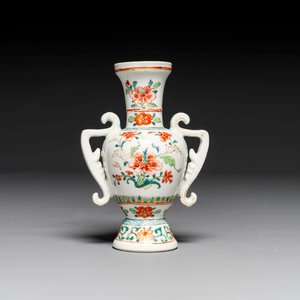 Een bijzondere Chinese export famille rose vaas met floraal decor, Qianlong — foto 1