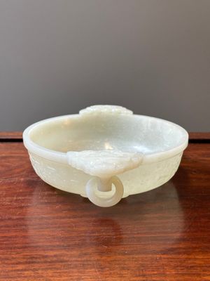 Een bijzondere Chinese lichte celadon jade chrysantvormige huwelijkskom, 18e eeuw — foto 2