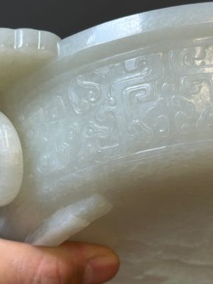 Een bijzondere Chinese lichte celadon jade chrysantvormige huwelijkskom, 18e eeuw — foto 9