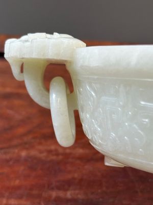 Een bijzondere Chinese lichte celadon jade chrysantvormige huwelijkskom, 18e eeuw — foto 10