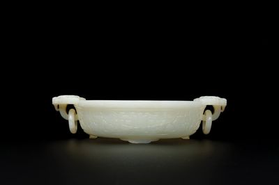 Een bijzondere Chinese lichte celadon jade chrysantvormige huwelijkskom, 18e eeuw