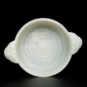 Een bijzondere Chinese lichte celadon jade chrysantvormige huwelijkskom, 18e eeuw — foto 6