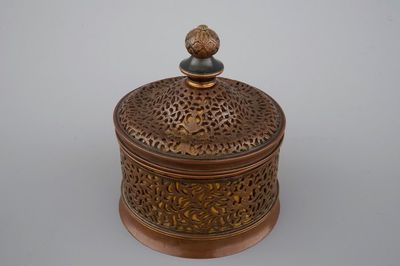 Een bijzondere cylindrische rood-koperen en bronzen dekseldoos, 16/17e, wellicht Venetië