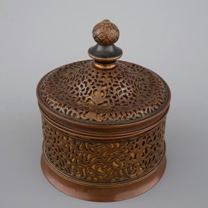 Een bijzondere cylindrische rood-koperen en bronzen dekseldoos, 16/17e, wellicht Venetië — foto 1