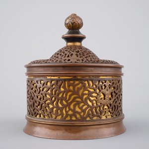 Een bijzondere cylindrische rood-koperen en bronzen dekseldoos, 16/17e, wellicht Venetië — foto 2