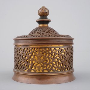 Een bijzondere cylindrische rood-koperen en bronzen dekseldoos, 16/17e, wellicht Venetië — foto 5