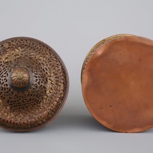 Een bijzondere cylindrische rood-koperen en bronzen dekseldoos, 16/17e, wellicht Venetië — foto 7