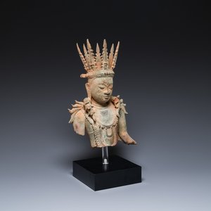 Een Birmaanse bronzen gekroonde Boeddha, wellicht Haripunchai periode, 12/13e eeuw — foto 1
