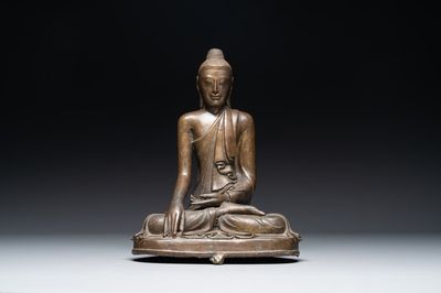 Een Birmese bronzen Mandalay-stijl Boeddha in bhumisparsha mudra, 18/19e eeuw