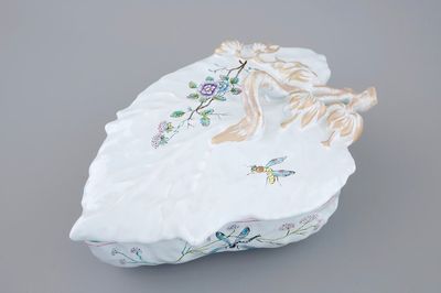 Een bladvormige dekseldoos met floraal decor, ca. 1900, gemerkt Gallé, Nancy