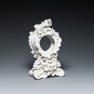 Een blanc de Chine porseleinen rococo pendulehouder, wellicht Meissen, 18e eeuw — foto 1