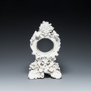 Een blanc de Chine porseleinen rococo pendulehouder, wellicht Meissen, 18e eeuw — foto 4