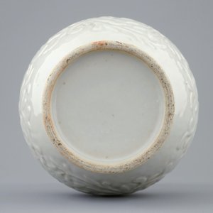 Een blanc de Chine vaasje met gemouleerd reliëfdecor, Kangxi — foto 2