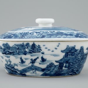 Een blauw-wit Chinees botervlootje op onderschaal, Qianlong, 18e eeuw — foto 4