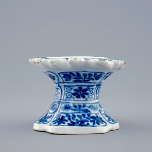 Een blauw-wit Chinees export porselein zoutvat, Kangxi — foto 3