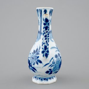 Een blauw-wit Chinees kannetje met een naakte Europeaan, Kangxi — foto 2