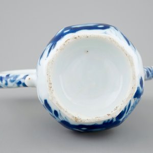 Een blauw-wit Chinees kannetje met een naakte Europeaan, Kangxi — foto 6