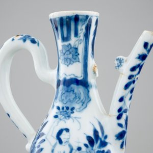 Een blauw-wit Chinees kannetje met een naakte Europeaan, Kangxi — foto 7