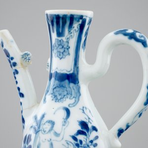Een blauw-wit Chinees kannetje met een naakte Europeaan, Kangxi — foto 8