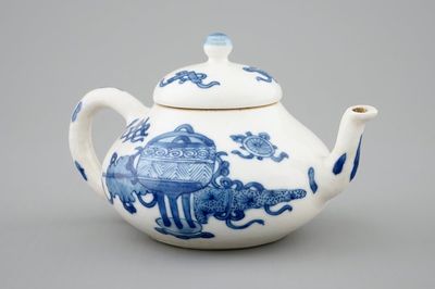 Een blauw-wit Chinees soft paste miniatuur theepotje, Kangxi