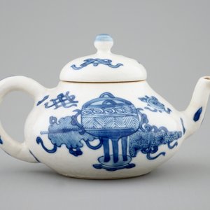 Een blauw-wit Chinees soft paste miniatuur theepotje, Kangxi — foto 2