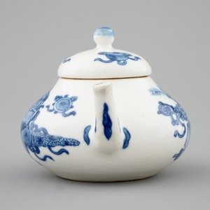 Een blauw-wit Chinees soft paste miniatuur theepotje, Kangxi — foto 3