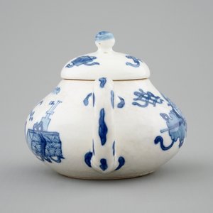 Een blauw-wit Chinees soft paste miniatuur theepotje, Kangxi — foto 5