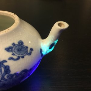 Een blauw-wit Chinees soft paste miniatuur theepotje, Kangxi — foto 9