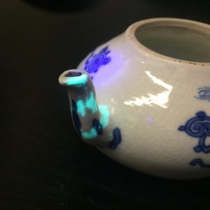 Een blauw-wit Chinees soft paste miniatuur theepotje, Kangxi — foto 10