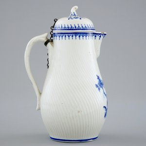 Een blauw-wit dekselkannetje in Doorniks porselein, 18e eeuw — foto 3