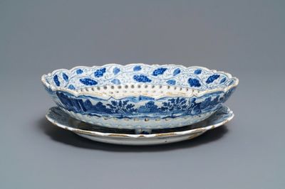 Een blauw-wit Delfts aardbeienvergiet op onderschotel, 18e eeuw