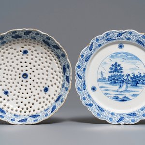 Een blauw-wit Delfts aardbeienvergiet op onderschotel, 18e eeuw — foto 3