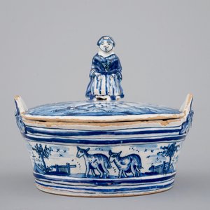 Een blauw-wit Delfts aardewerken botervlootje met een dame als knop, 18e eeuw — foto 1