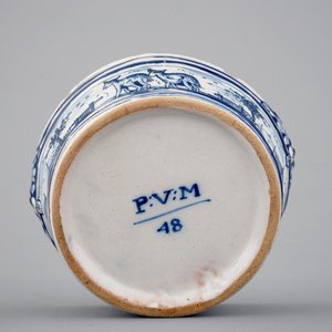 Een blauw-wit Delfts aardewerken botervlootje met een dame als knop, 18e eeuw — foto 6