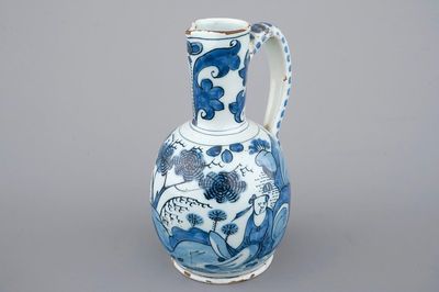 Een blauw-wit Delfts aardewerken chinoiserie kruikje, 17e eeuw