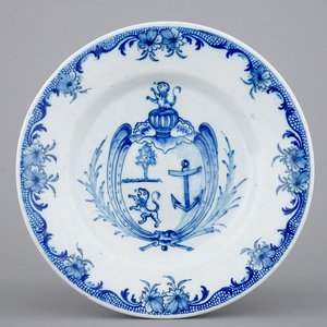 Een blauw-wit Delfts aardewerken wapenbord, De Grieksche A, 1796-1811 — foto 1