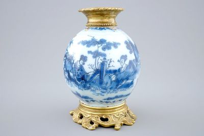 Een blauw-wit Delfts chinoiserie vaasje met brons montuur, 17e eeuw