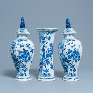 Een blauw-wit Delfts driedelig kaststel met een hond, 18e eeuw — foto 2