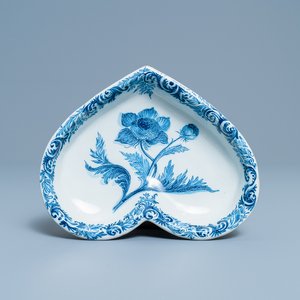 Een blauw-wit Delfts hartvormig bord met een anjer, 18e eeuw — foto 1