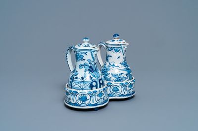 Een blauw-wit Delfts olie-en-azijnstel, 2e kwart 18e eeuw