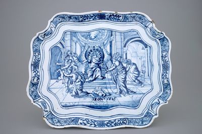 Een blauw-wit Delfts presentoir met het "Salomonsoordeel", 18e eeuw