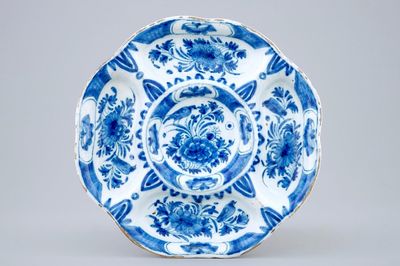 Een blauw-wit Delfts specerijenbordje, 17/18e eeuw