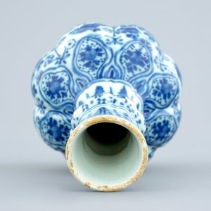 Een blauw-wit Delfts vaasje met putto en een polychrome schotel, 18e eeuw — foto 7