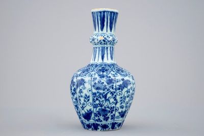 Een blauw-wit Delfts vaasje met vliegende putti, 18e eeuw