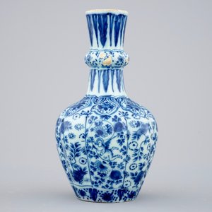 Een blauw-wit Delfts vaasje met vliegende putti, 18e eeuw — foto 2