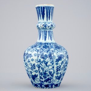 Een blauw-wit Delfts vaasje met vliegende putti, 18e eeuw — foto 3