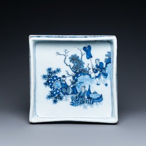 Een blauw-wit Delfts vierkant plateau met chinoiseriedecor, eind 17e eeuw — foto 2