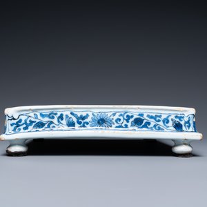Een blauw-wit Delfts vierkant plateau met chinoiseriedecor, eind 17e eeuw — foto 6